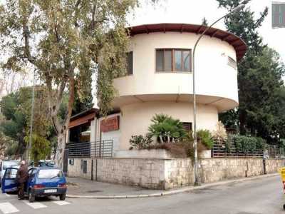 All�interno del giardino si trova poi un altro simbolo del rione: quella strana struttura che dal 1978 ospita una nota rosticceria della citt�. E� a due piani, ognuno dei quali a forma di cilindro, ma il secondo � pi� basso e largo di diametro cos� da dare alla struttura la forma di un �fungo� (foto di Bepi de Mario)